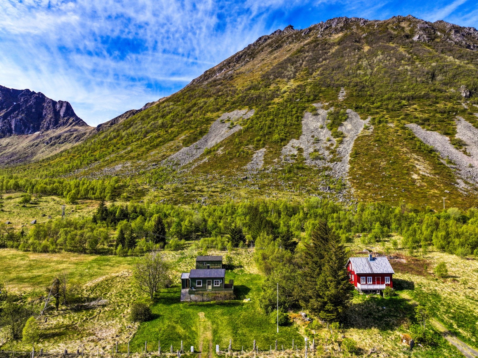 Beliggenhet med nærhet til både vei og natur. Galleribilde