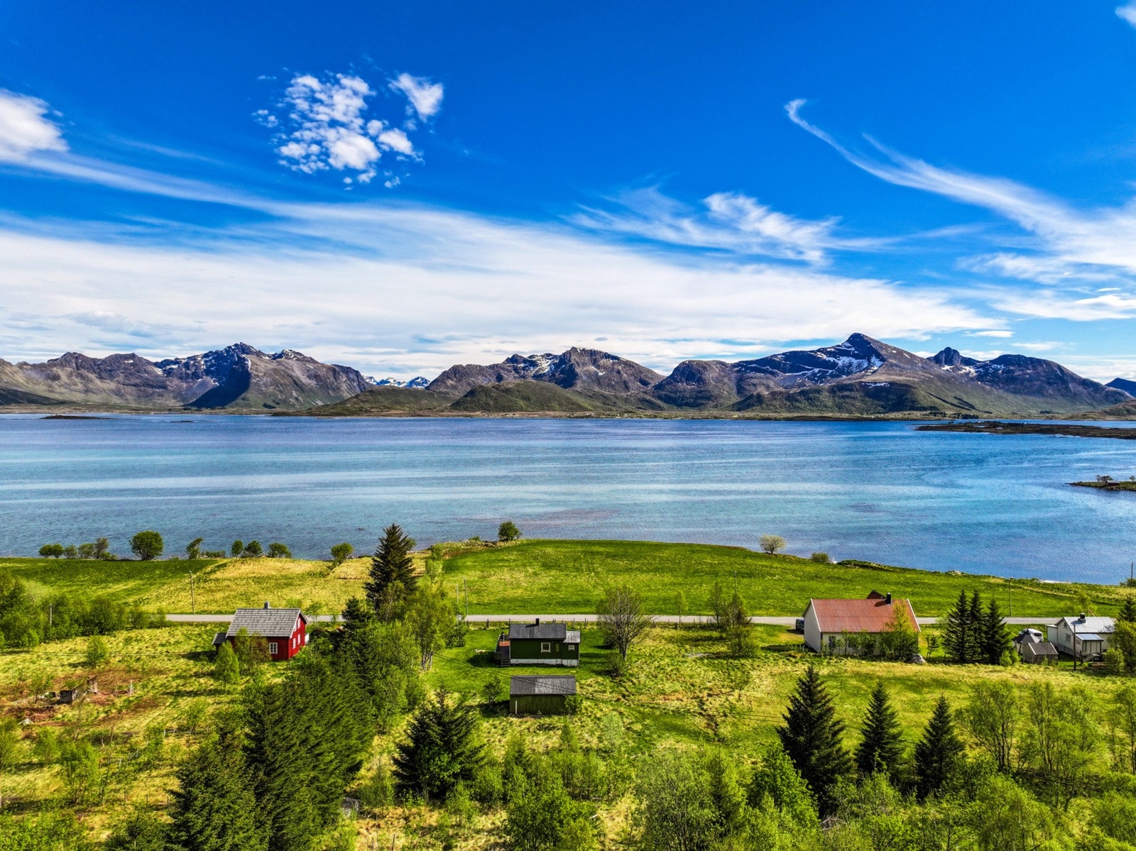 Her ser du den unike beliggenheten ved fjorden. Galleribilde