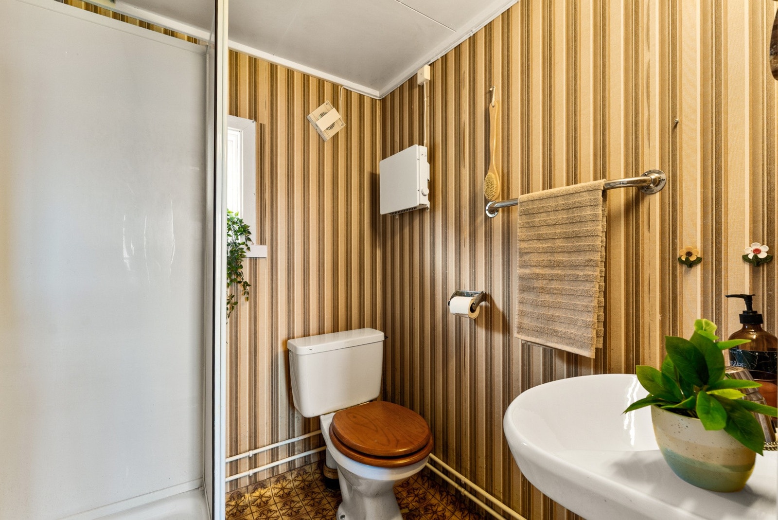 Badet er utstyrt med servant, toalett og dusjkabinett. Galleribilde
