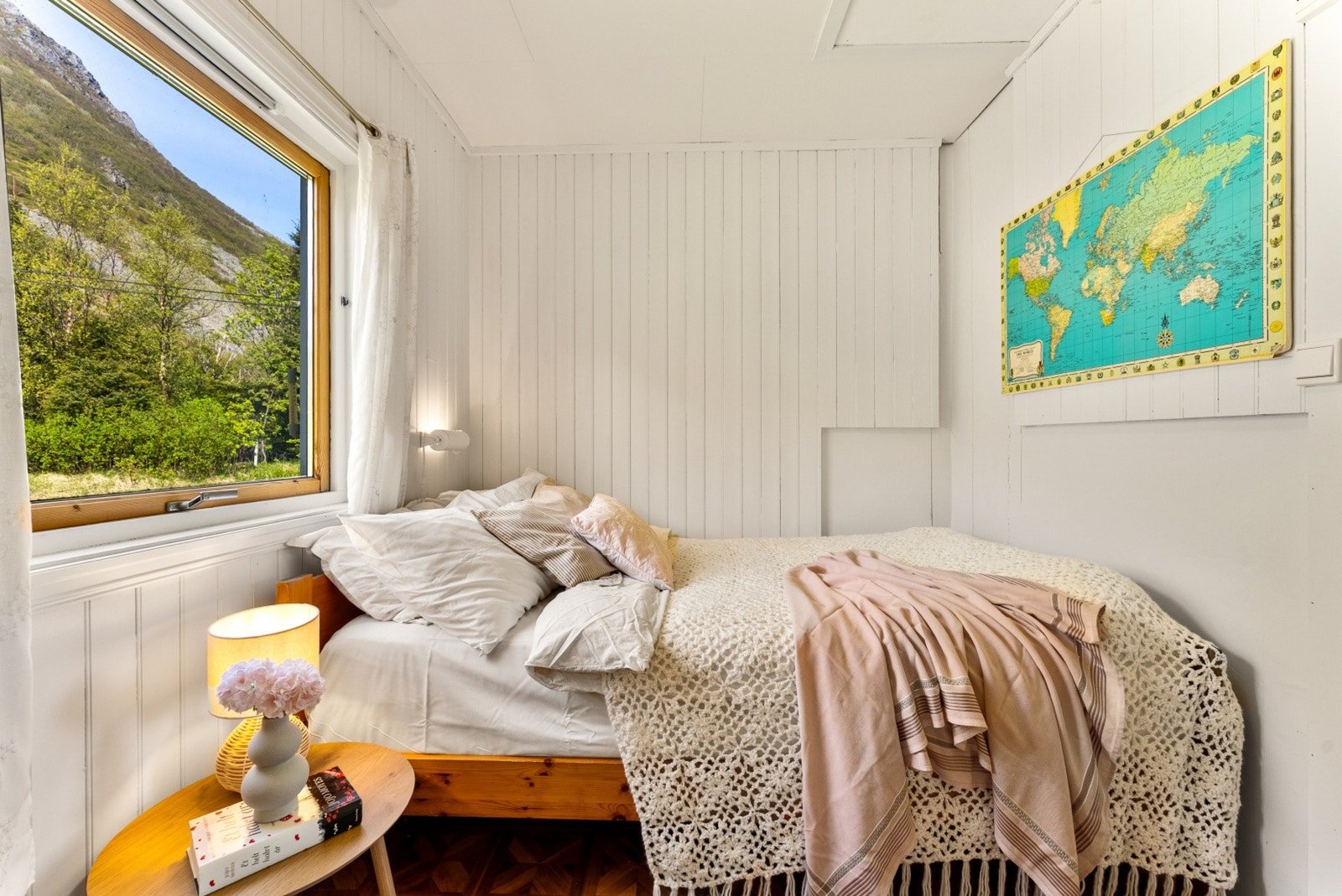 Våkn opp til en fredelig utsikt mot den grønne fjellsiden. Galleribilde