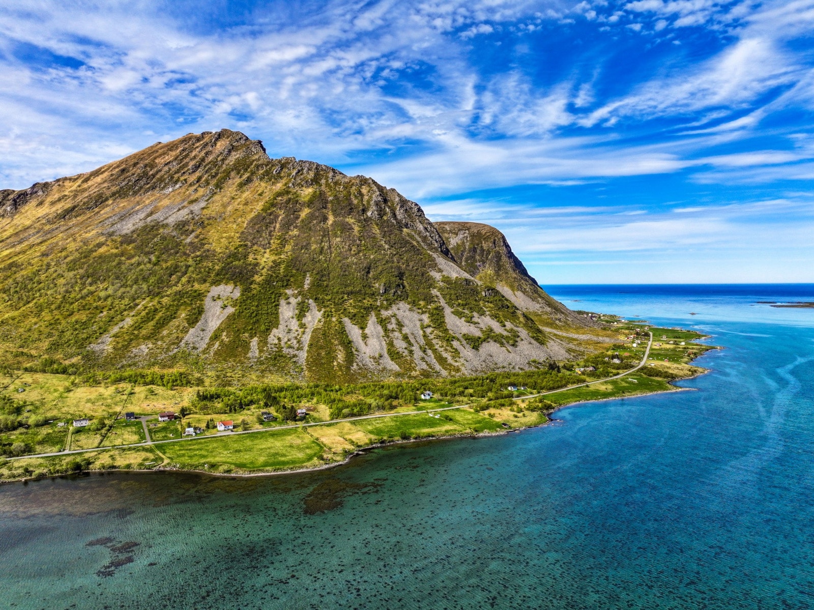 Fantastisk landskap med fjell som stuper ned i fjorden. Galleribilde