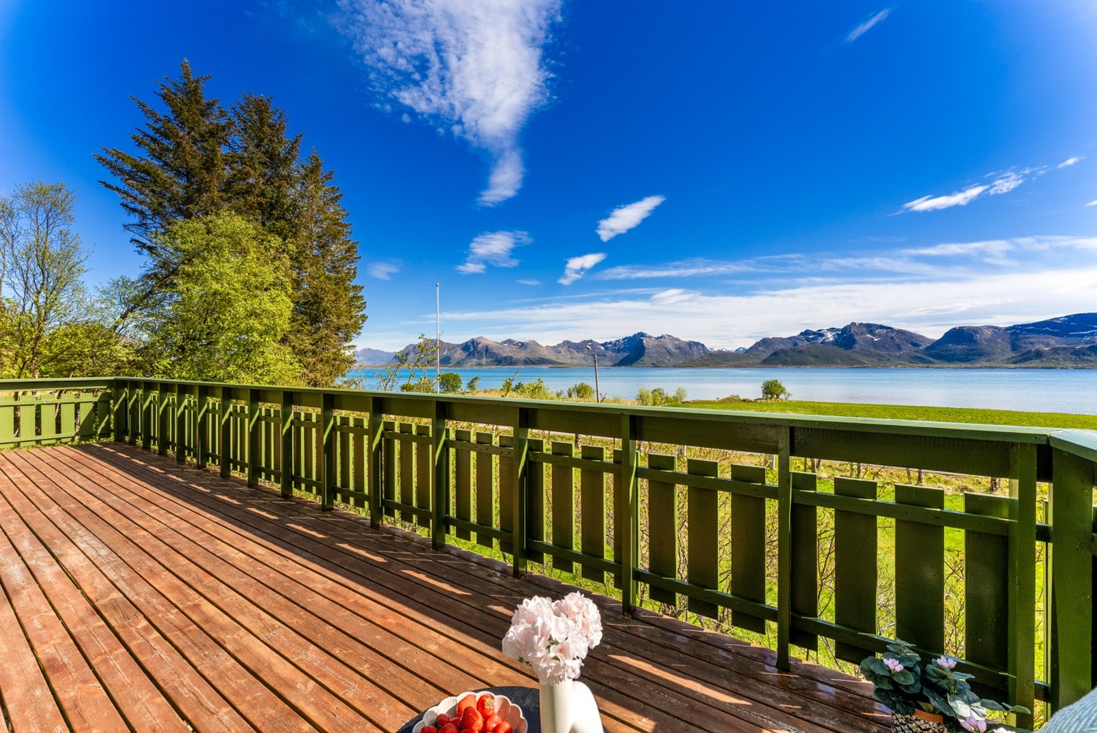Panoramautsikt over fjord og fjellandskap fra balkongen. Galleribilde