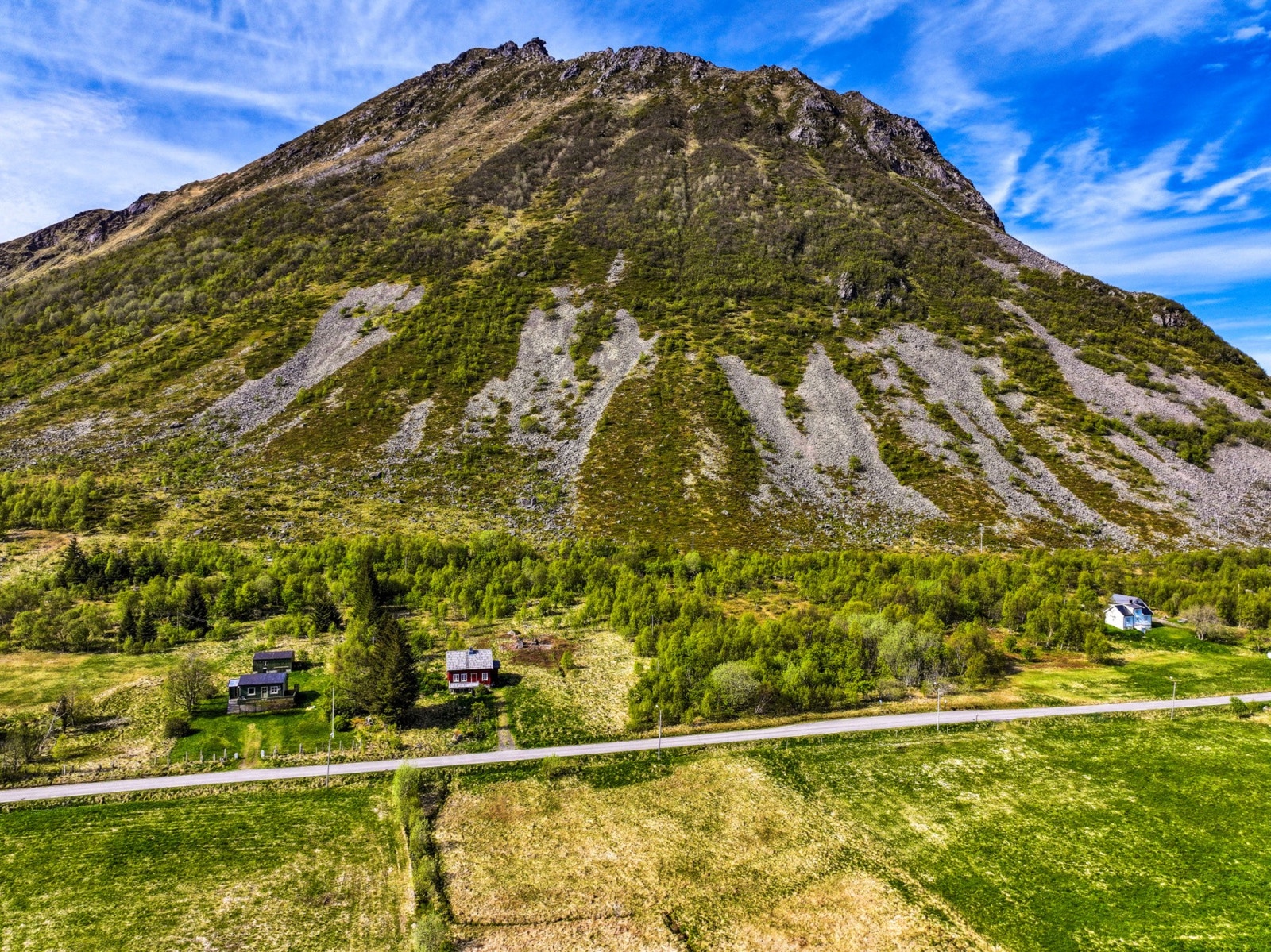 Fjellet ruver majestetisk bak eiendommen. Galleribilde