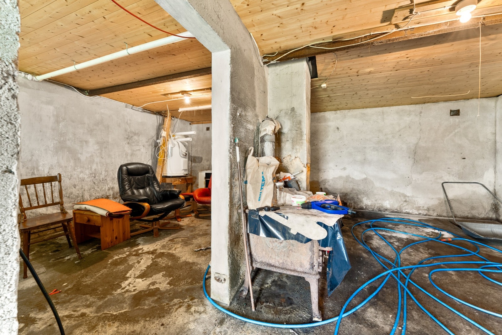 Kjeller med betonggulv som byr på gode lagringsmuligheter. Galleribilde