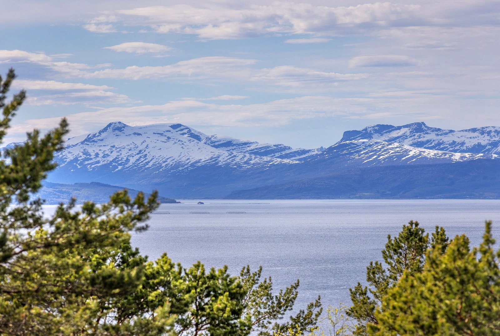 Landskapet rundt hytta er preget av fjell og fjord. Galleribilde