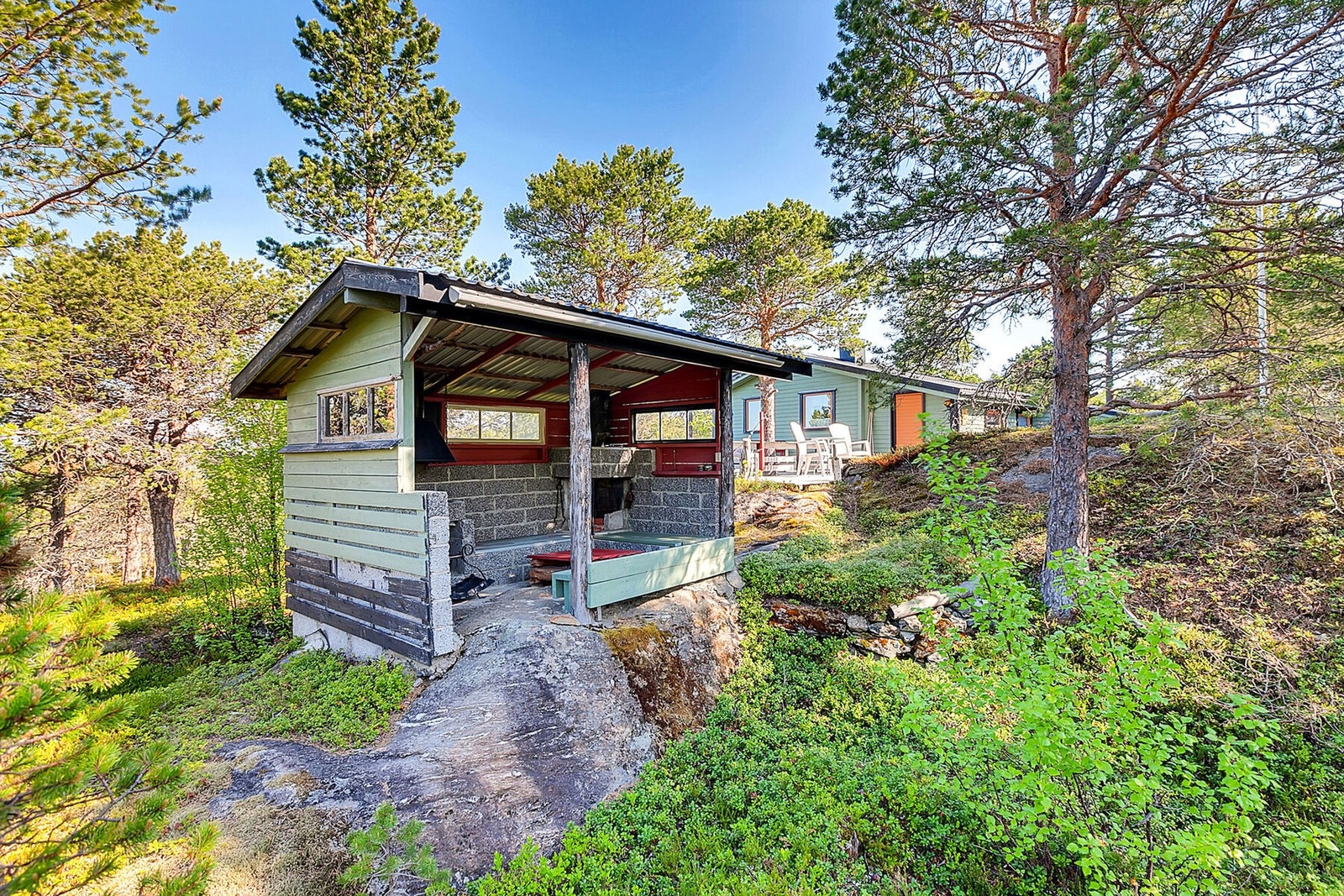 På tomten står et frittstående grillhus på cirka 8 m², et sosialt samlingspunkt uansett vær. Galleribilde