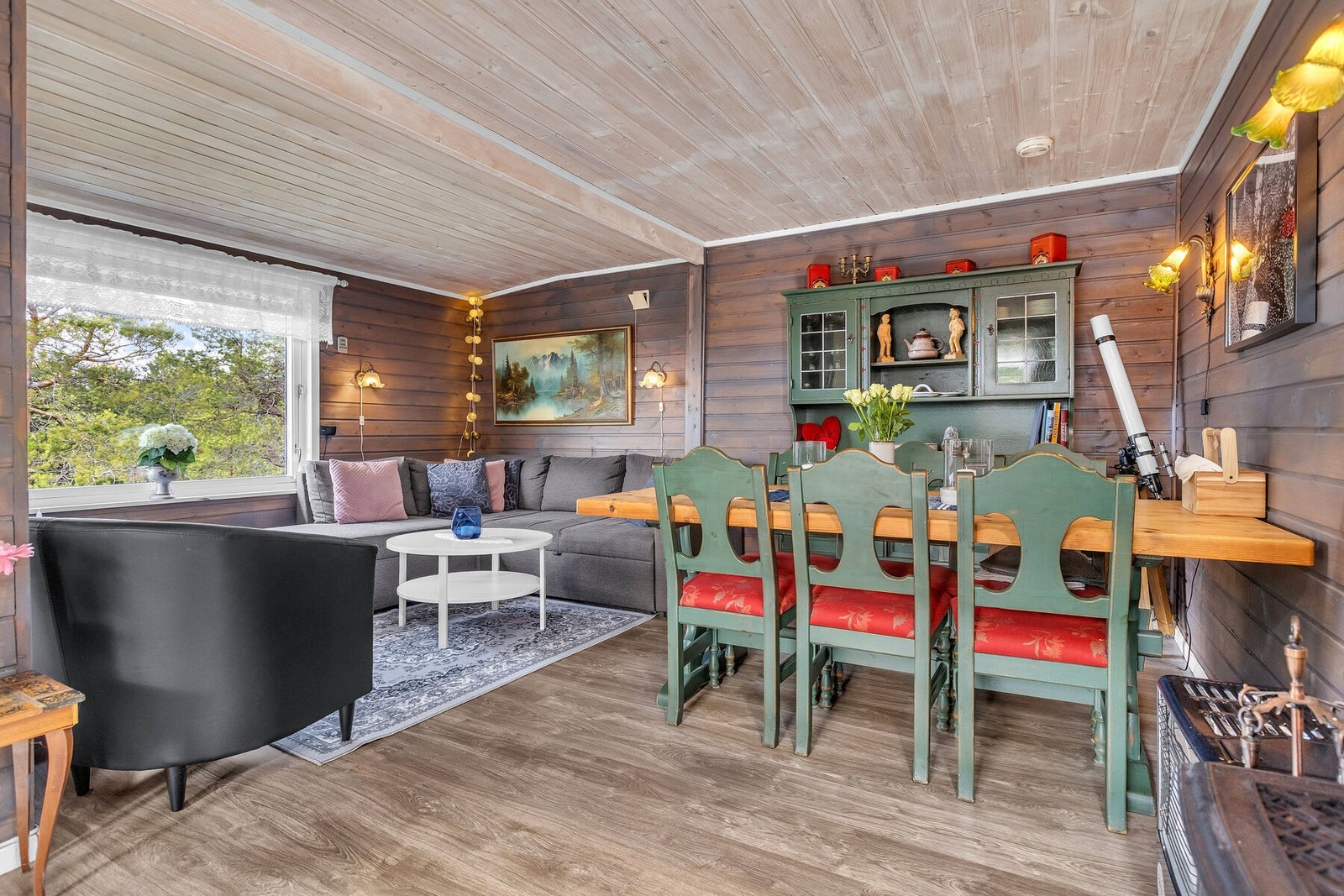 Stuen har god plass til både sofagruppe og spisebord for felles måltider. Galleribilde