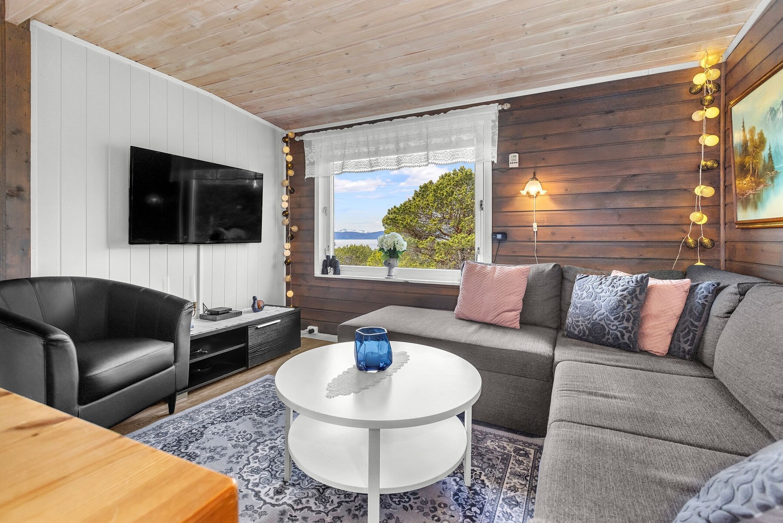 Fra stuevinduet er det utsikt mot fjorden og fjellene. Galleribilde