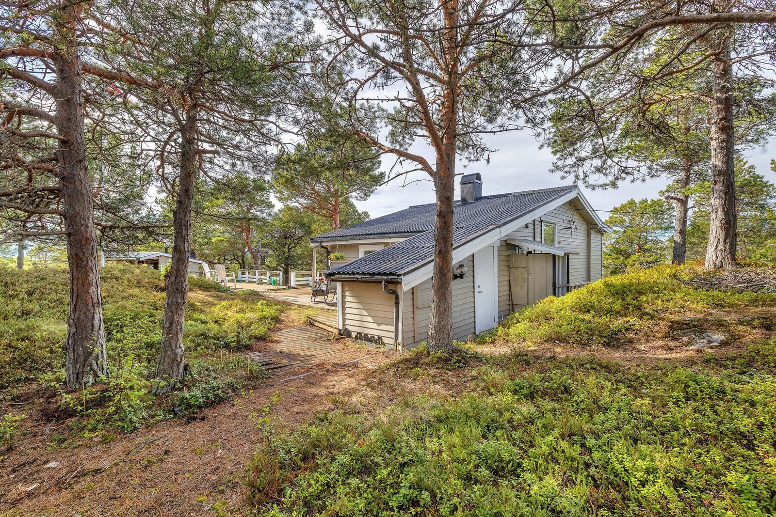 Eiendommen er bygget på fjellgrunn og har en tømmerkonstruksjon fra ca. 1968. Galleribilde