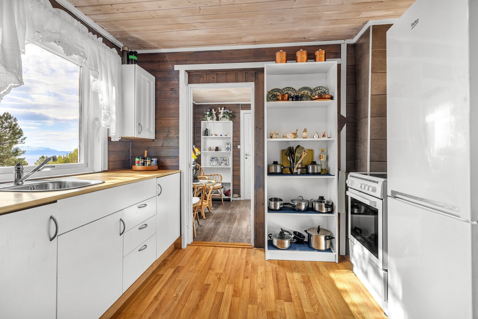 Kjøkkenet er utstyrt med komfyr og kjøl/fryseskap, og har godt med hylleplass. Galleribilde