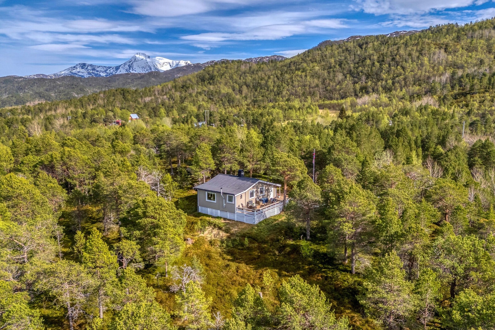 Hytta ligger i et etablert hyttefelt, men likevel for seg selv. Galleribilde