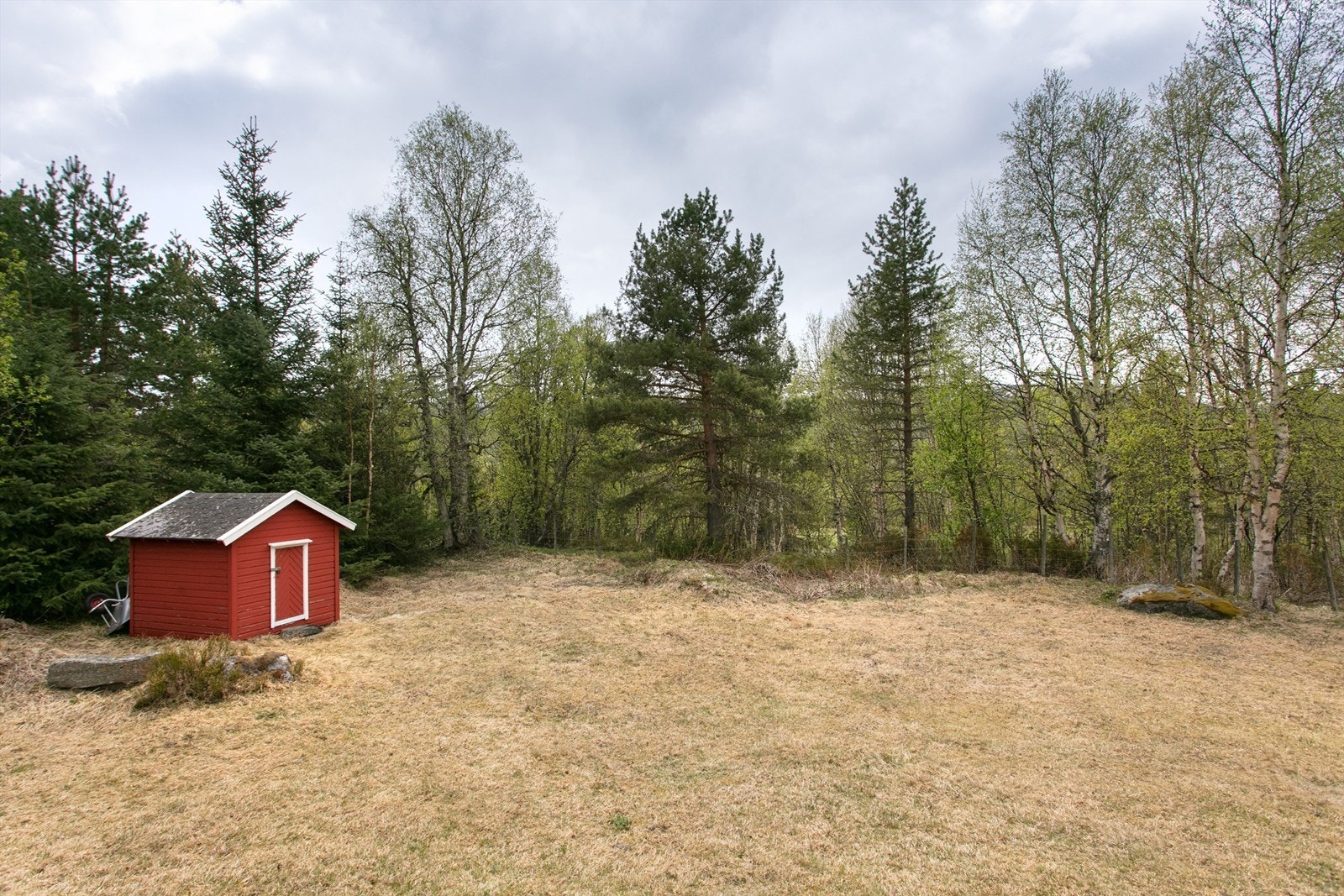 På tomten står også en frittstående bod for ekstra lagringsplass. Galleribilde