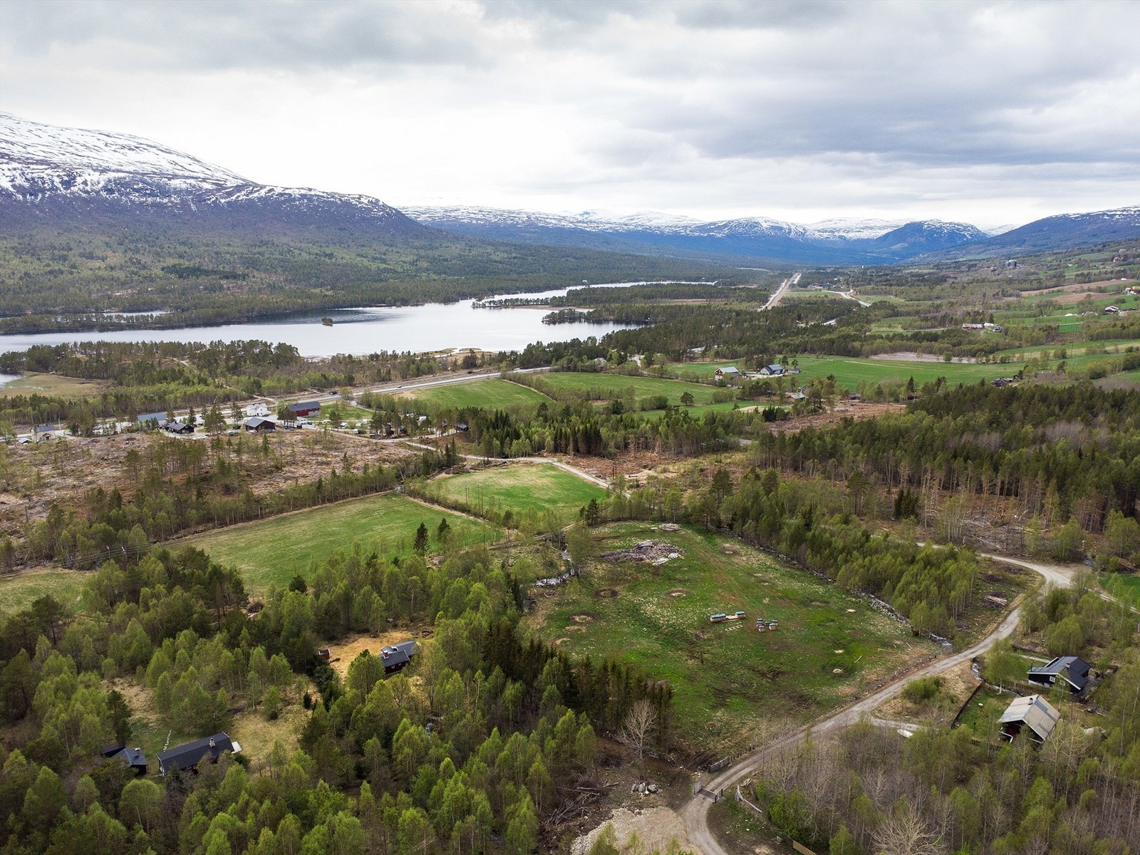 Lesjaskogsvatnet, kjent for godt ørret- og harrfiske, ligger kun en kort tur unna. Galleribilde