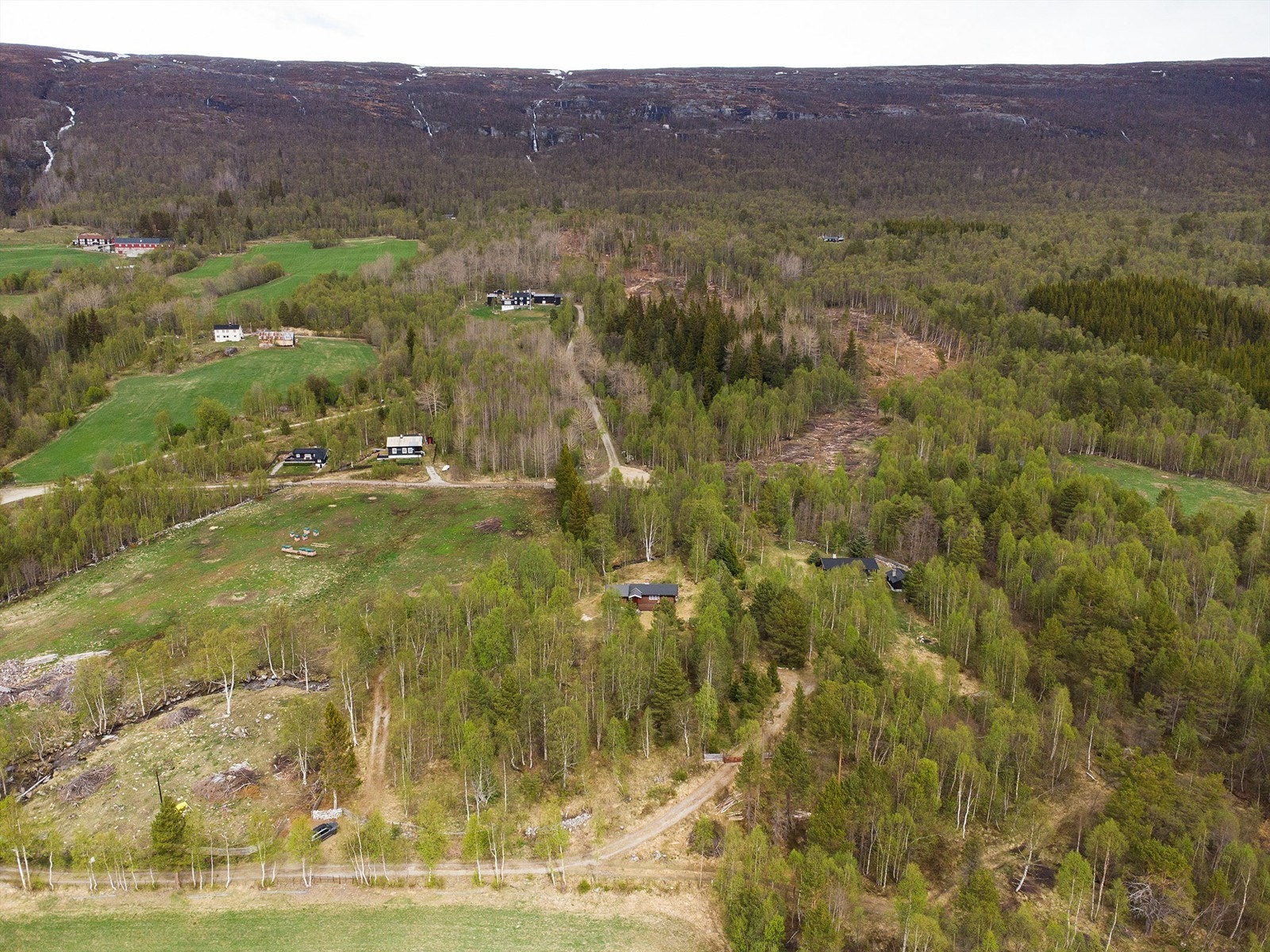 Eiendommen ligger i et naturskjønt og spredt bebygd område på Lesjaskog. Galleribilde