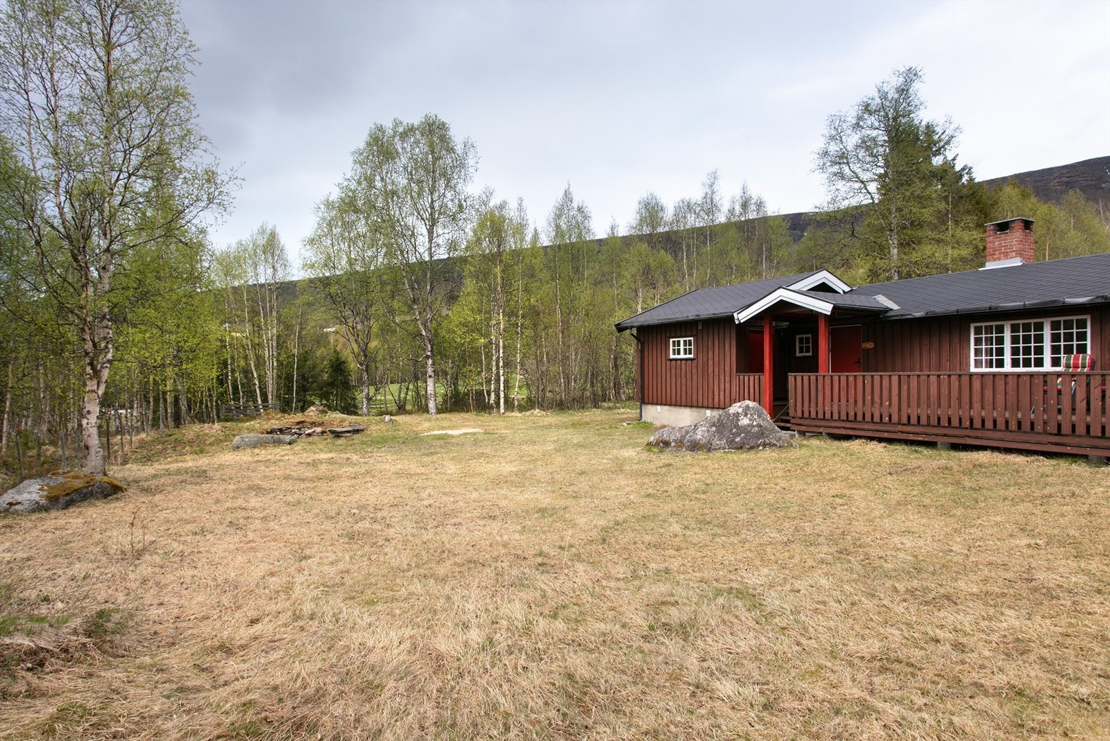 Stor, opparbeidet plen gir god plass for lek og utendørsaktiviteter for hele familien. Galleribilde
