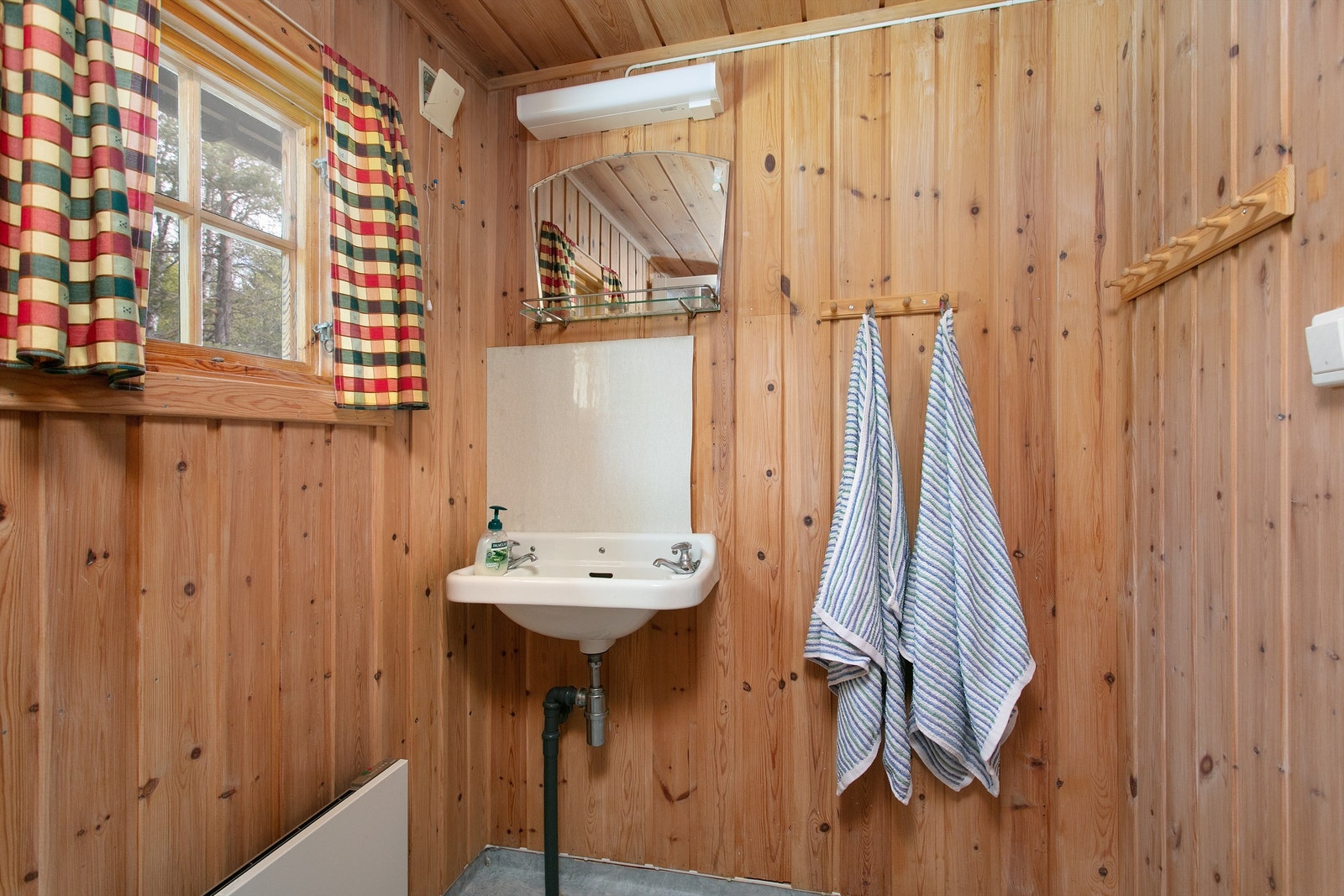 Hytta har ikke innlagt vann, men det er lagt opp avløp for gråvann fra bad og kjøkken. Galleribilde