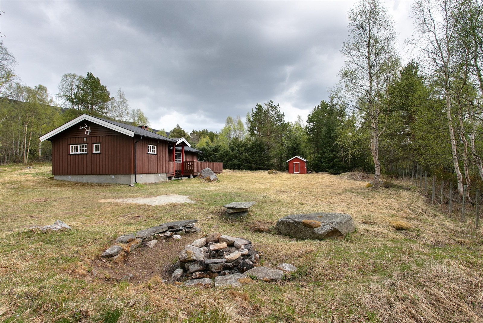 Eiendommen strekker seg over tre tomter på til sammen ca. 5 mål, med en usjenert beliggenhet omgitt av natur. Galleribilde