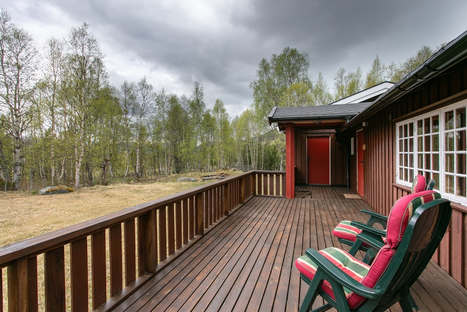 Terrassen har utgang fra gangen og rikelig med plass til utemøbler. Galleribilde