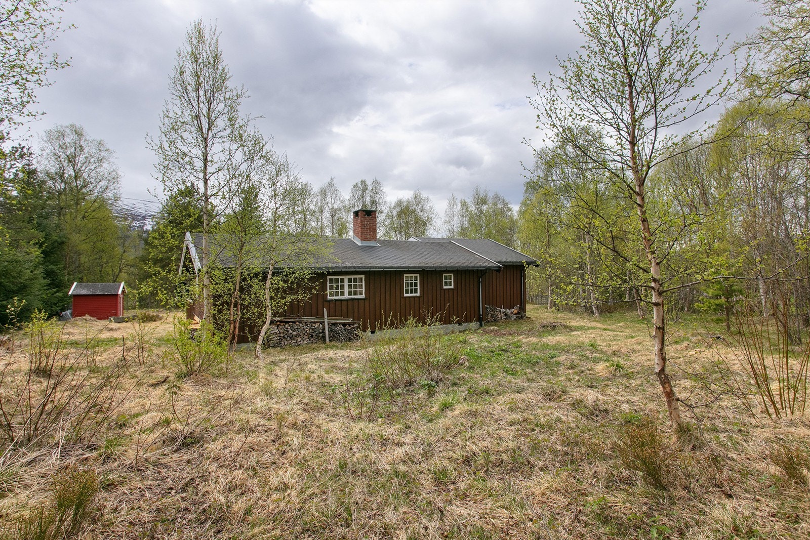Fasaden har stående bordkledning, og taket er tekket med pappshingel. Galleribilde