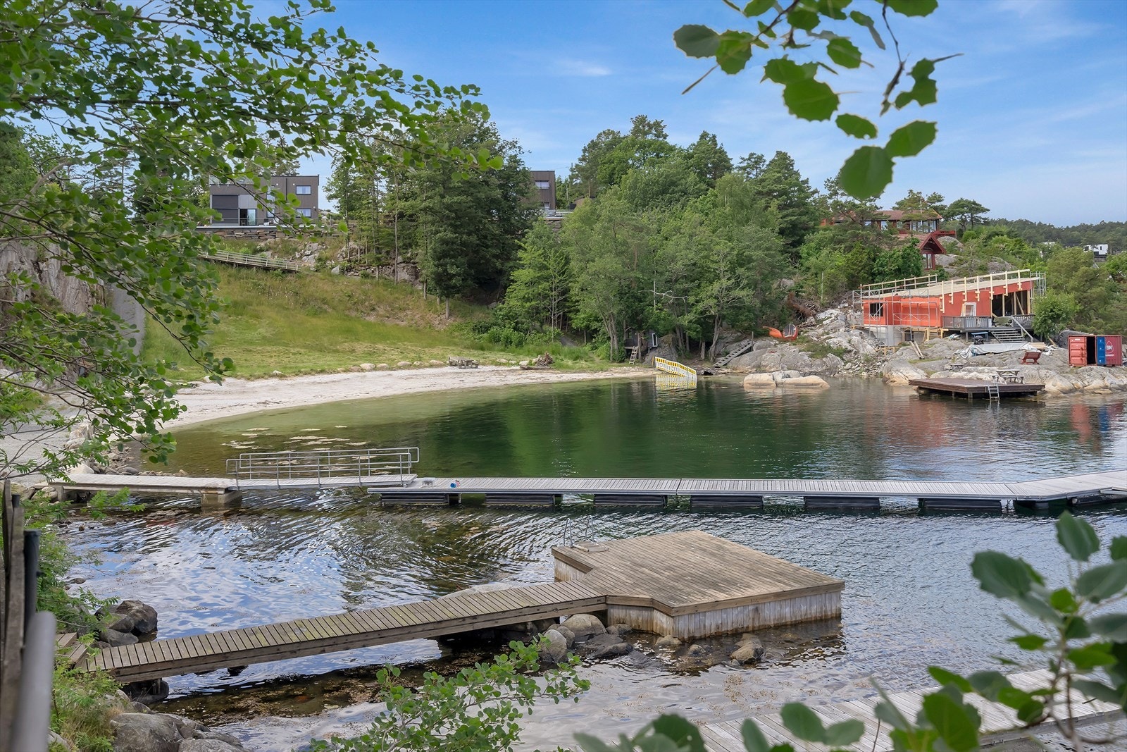Stor sandstrand på Dyvig kun få minutters gange fra hytta. Veldig populært for store og små Galleribilde