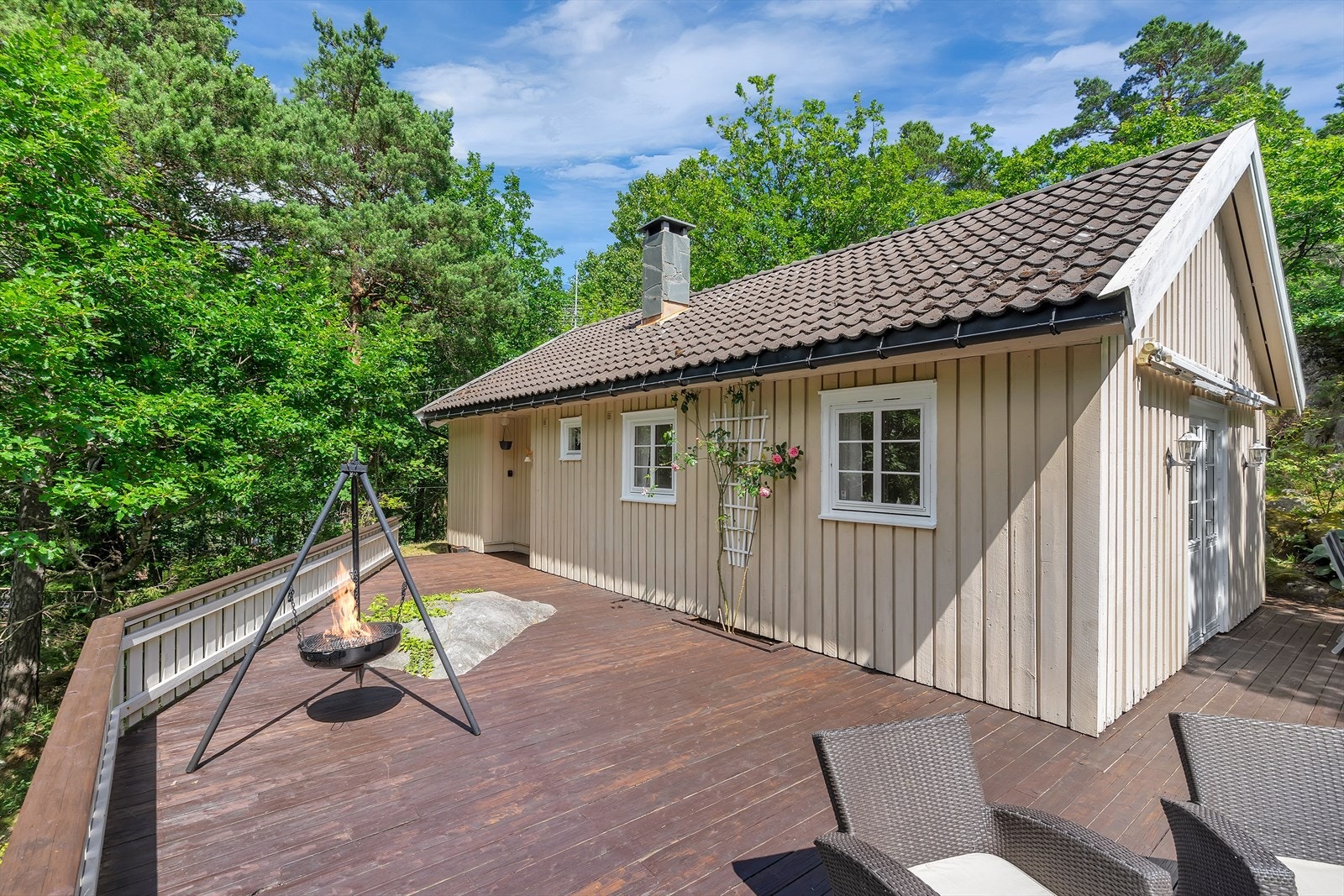 Stor solrik terrasse med god plass til utemøbler og gjester Galleribilde