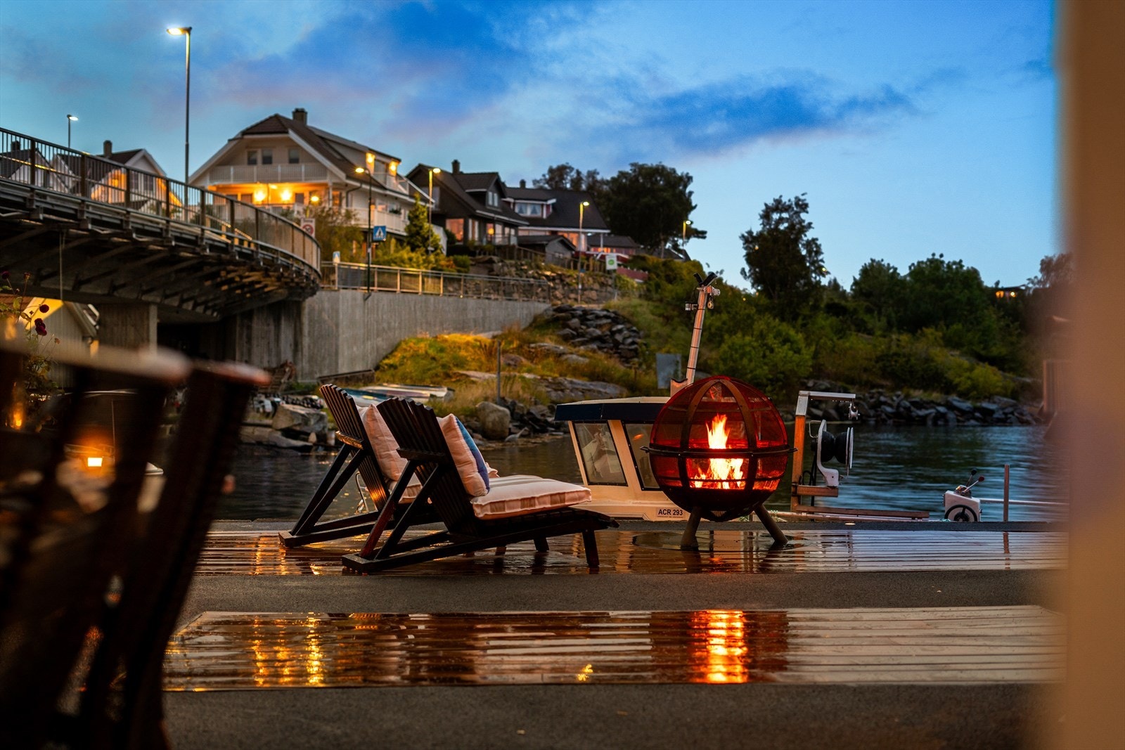Eiendommen byr på flotte uteplasser, ildsted og sittegrupper som gjør det perfekt for hyggelige sommerfester og lange kvelder ved vannet. Galleribilde