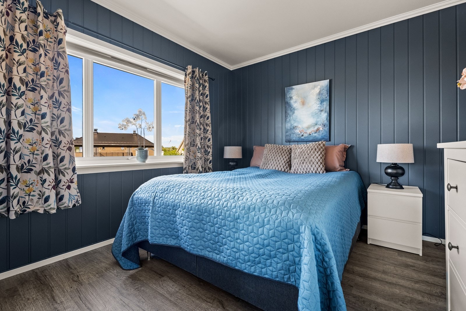 Soverom 1 er romslig med god plass til dobbeltseng. Inngang til eget walk-in til høyre i bildet Galleribilde
