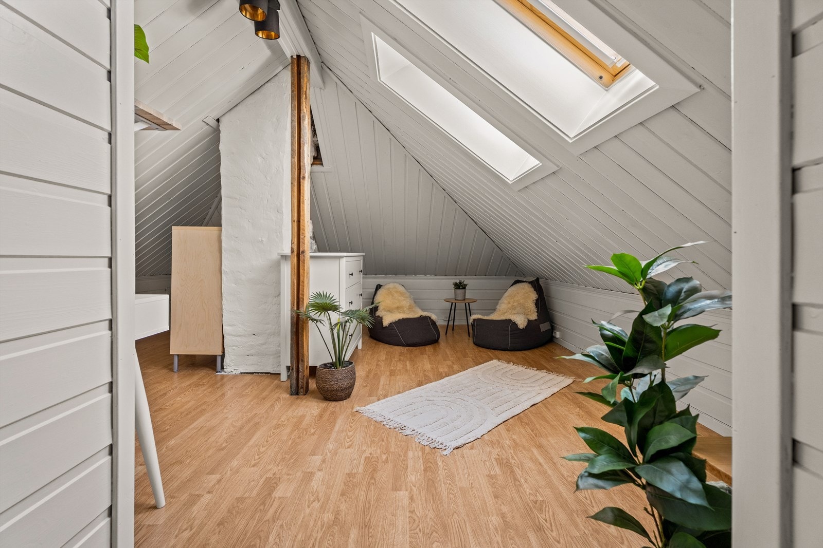 Loftet er romslig, og det er innredet med sitteplass, kontorplass og seng. Vi gjør opmerksom på at loftet kun er godkjent som loft i boligen. Se mer info i salgsoppgaven. Galleribilde