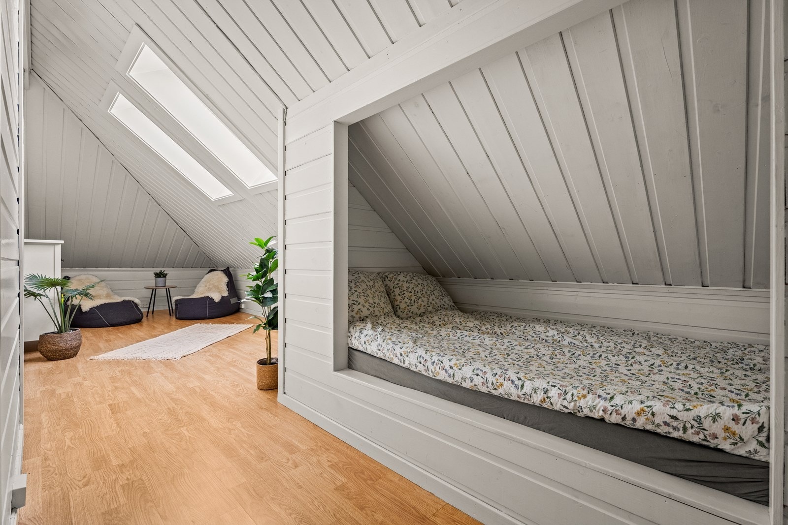Romslig innredet loft. Se info i salgsoppgaven ang godkjenninger og konferer megler for mer info Galleribilde
