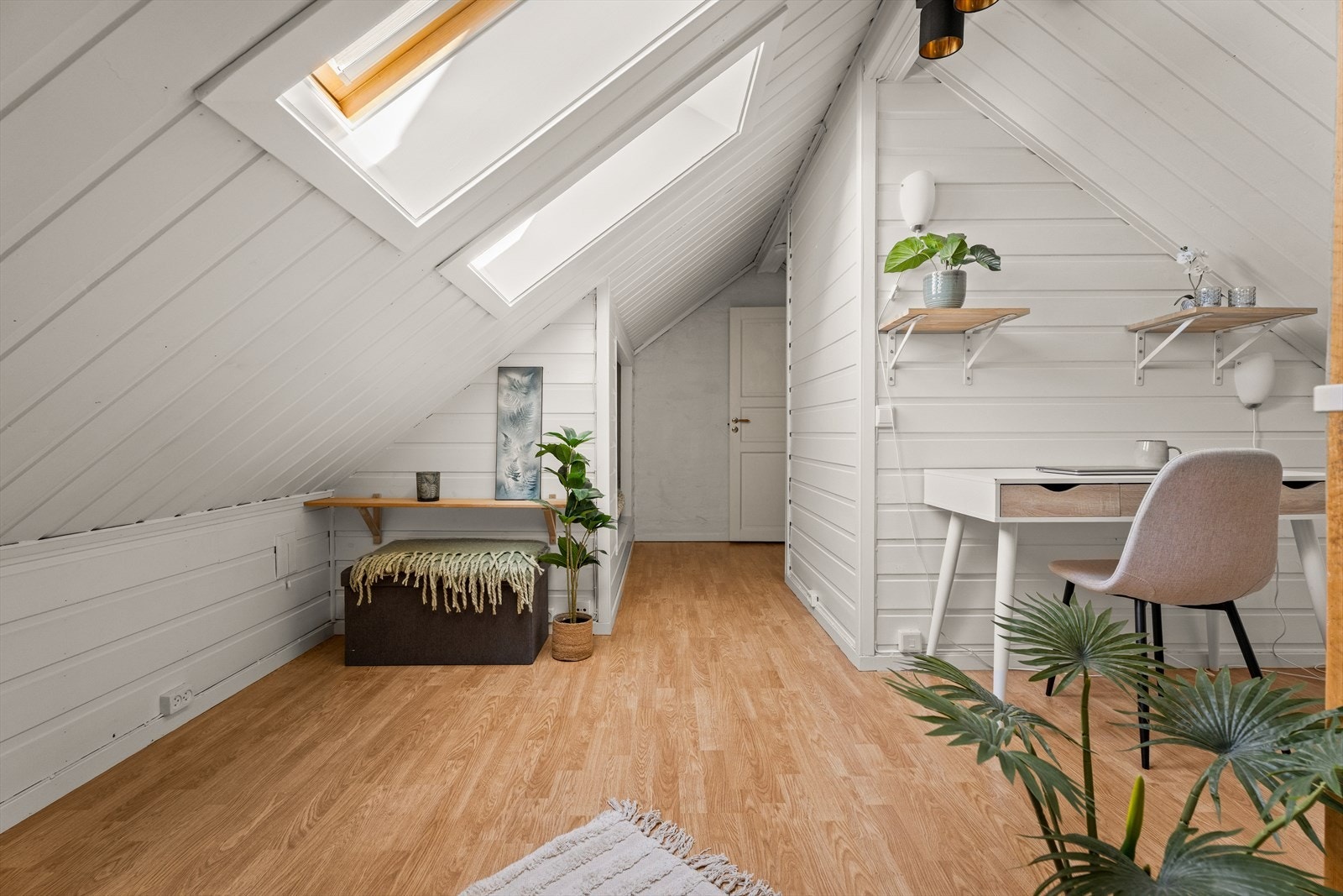 Vi gjør opmerksom på at loftet kun er godkjent som loft i boligen. Se mer info i salgsoppgaven. Galleribilde