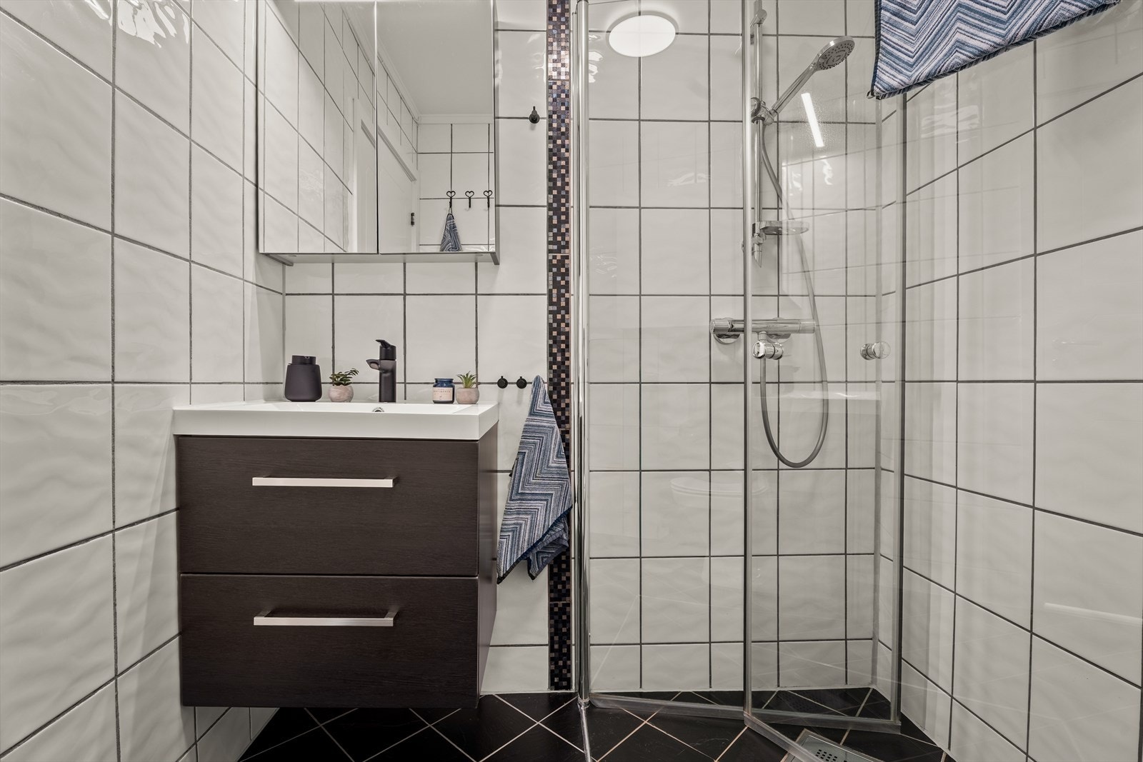Badet er overraskende romslig for leilighet å være, her er det montert ny innredning, lamper og avtrekksvifte! Ingen TG3 på badet - så dette står klart til bruk fra dag 1! Galleribilde