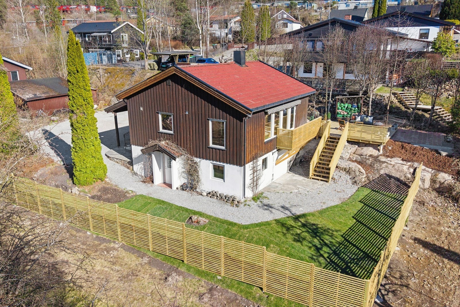 Pent opparbeidet og solrik hage med plen, terrasser og romslig gårdsplass. Galleribilde