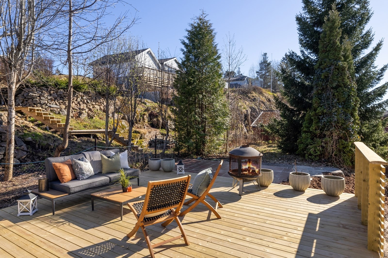 Stor terrasse øverst på tomten med svært gode solforhold. Terrassen fungerer som et naturlig samlingspunkt, perfekt for hagemøbler og solrike dager! Galleribilde