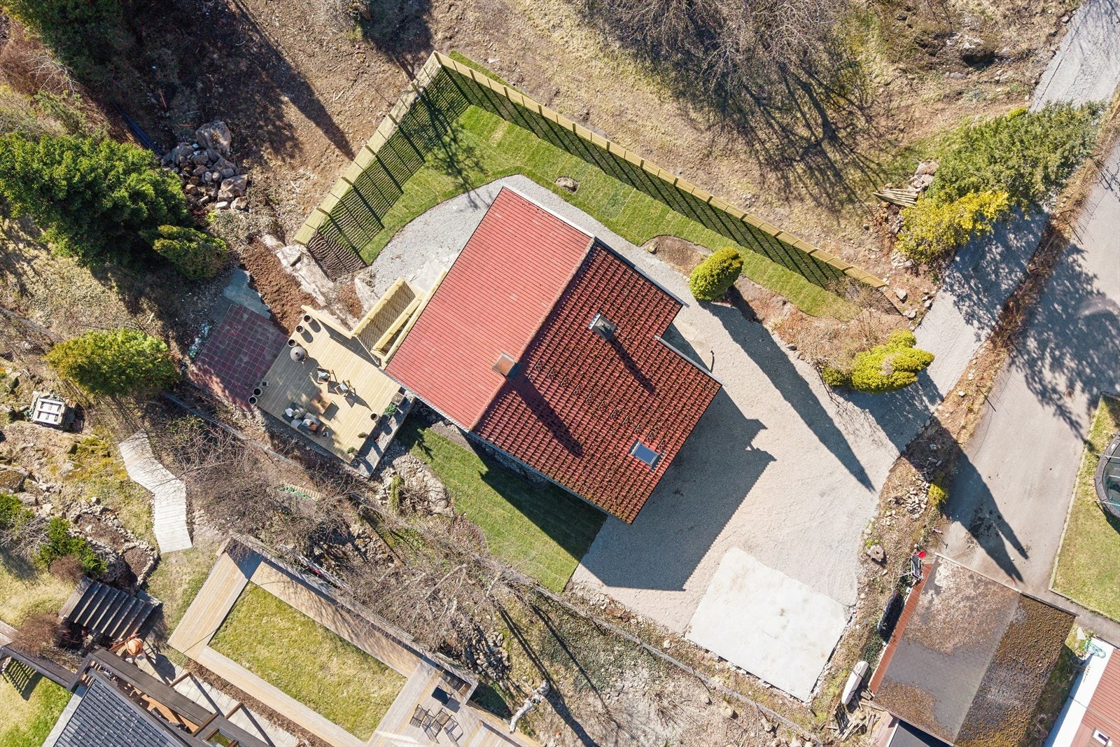 Eiendommen nettopp er utskilt fra en større tomt, hvorav denne tomten har hus oppført og en ekstra tomt som benyttes som hage. Galleribilde