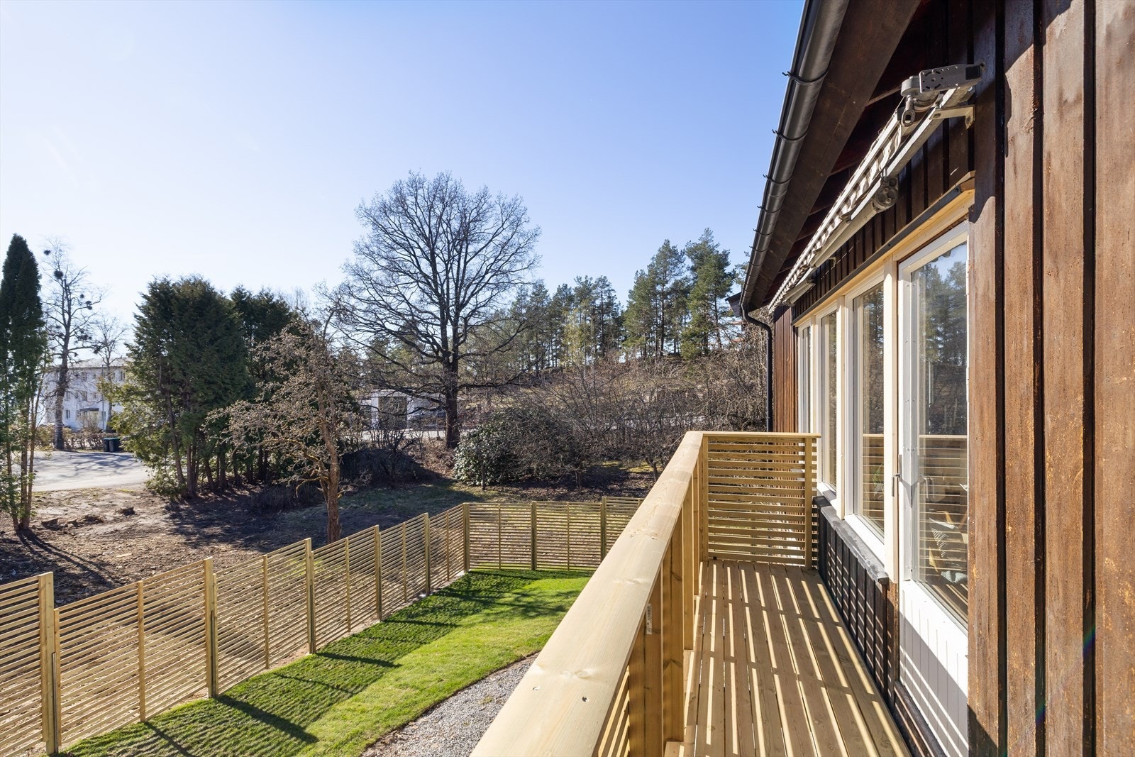 Adkomst fra stuen til terrasser. Galleribilde