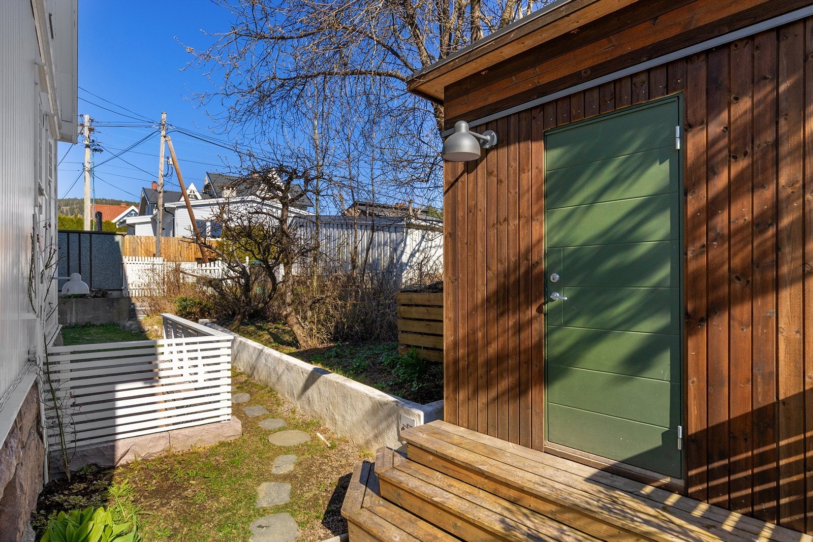 Utvendig disponerer seksjonen bod som står på fellesarealet for sameiet, der man deler på hageutstyr som står i boden Galleribilde