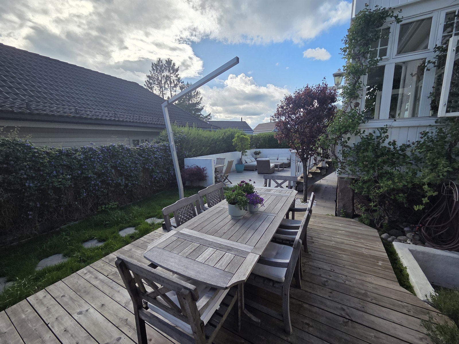 Boligen har flere fine uteplasser og soner, emd god plass til både spisebord og sittegrupper Galleribilde