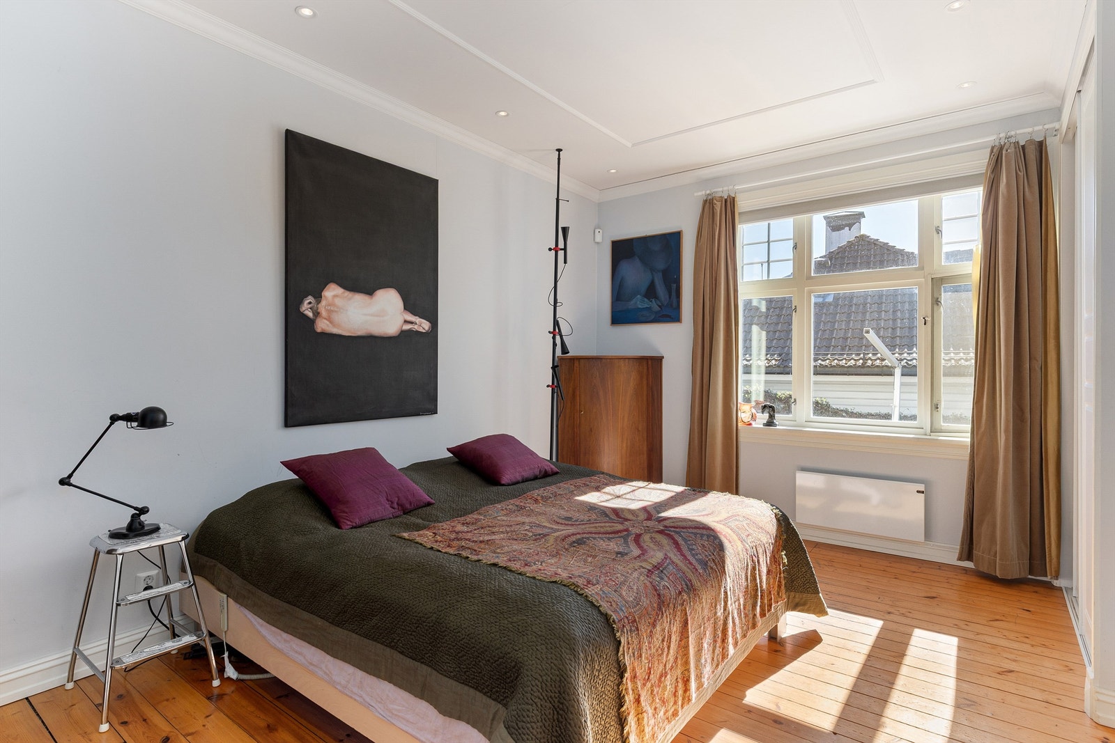 Hovedsoverommet med god plass til dobbeltseng og garderobe Galleribilde