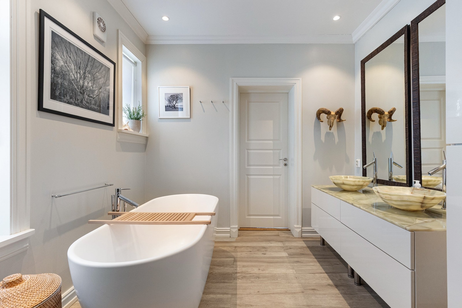 Badet har også badekar som er populært for både store og små Galleribilde
