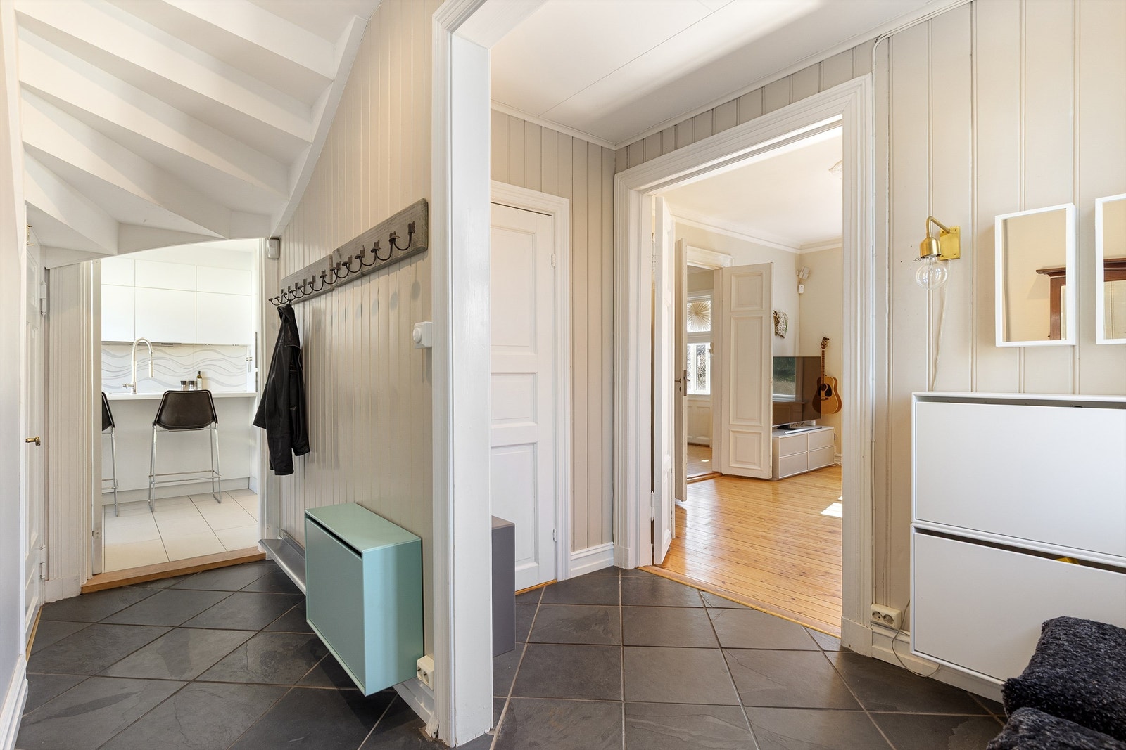 Fra entréen er det enkel adkomst til alle rommene til boligen. God plass for oppheng av yttertøy og sko Galleribilde