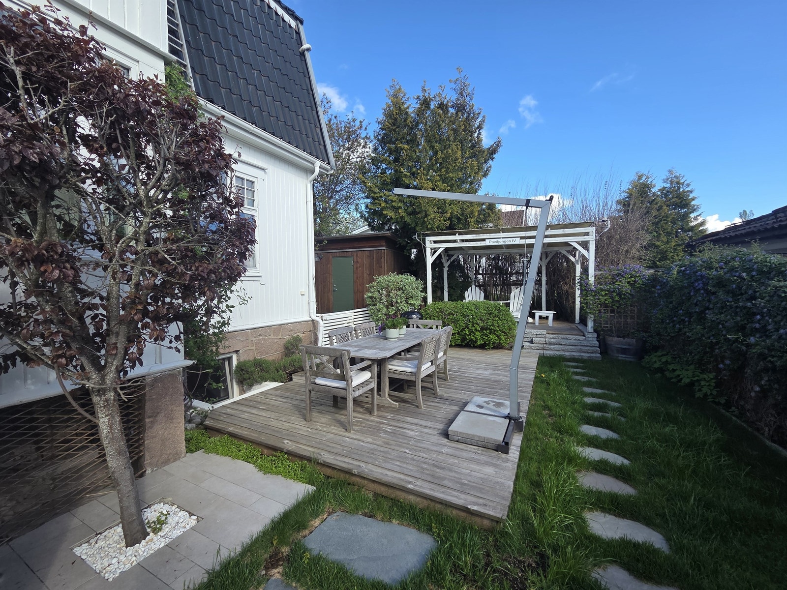 Terrasseplatting med god plass til spisebord og grill Galleribilde