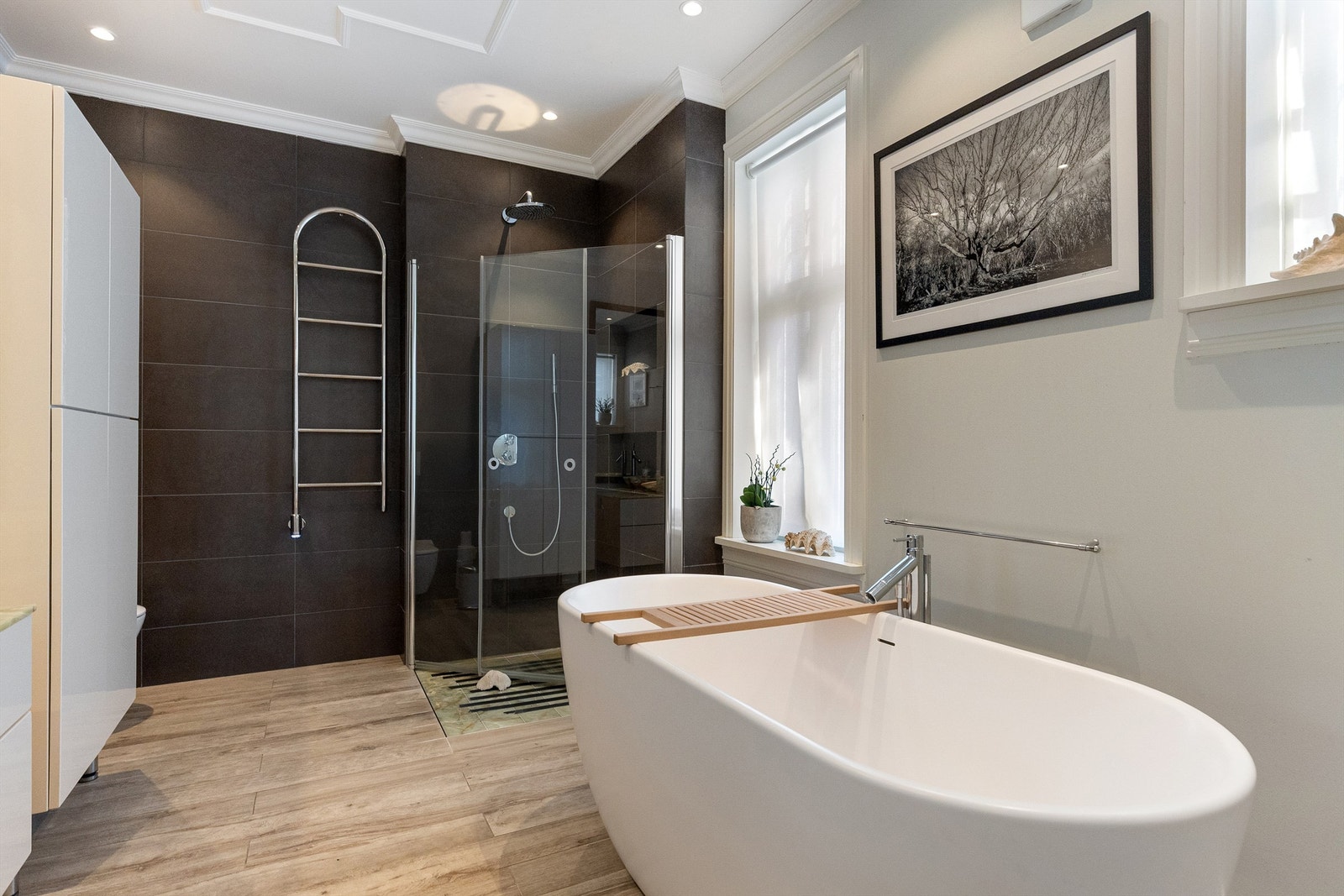 Pent flislagt bad/wc fra ca 2011 med dusjhjørne med svingbare glassdører, senket himling og downlights og gulvvarme Galleribilde