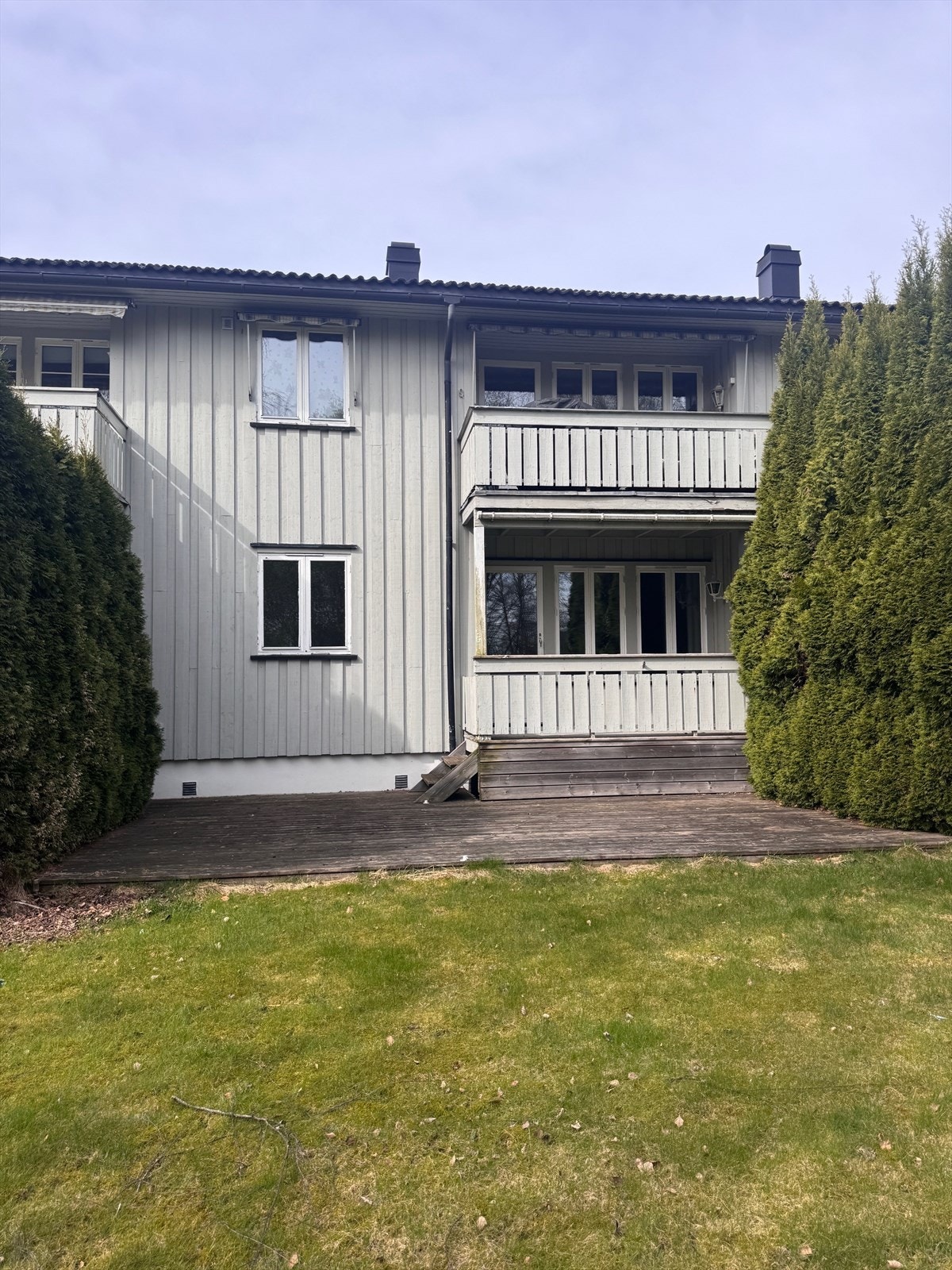 Egen platting med noe skjerming fra tujaer på begge sider mot naboene. Grøntarealet er felles i sameiet. Galleribilde