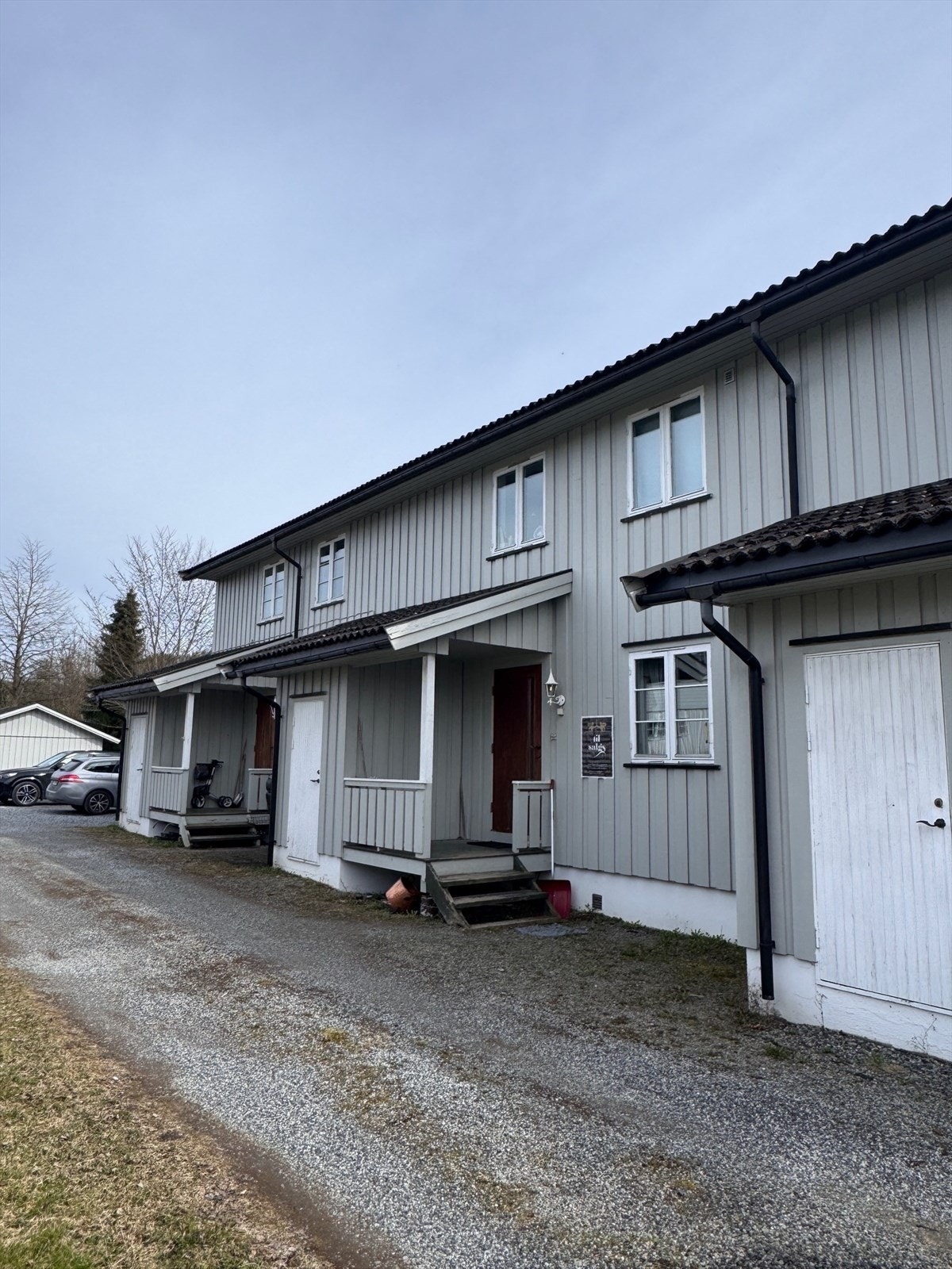 Sameiet har felles uteområder, med felles gruset vei, plen og noe beplantning Galleribilde