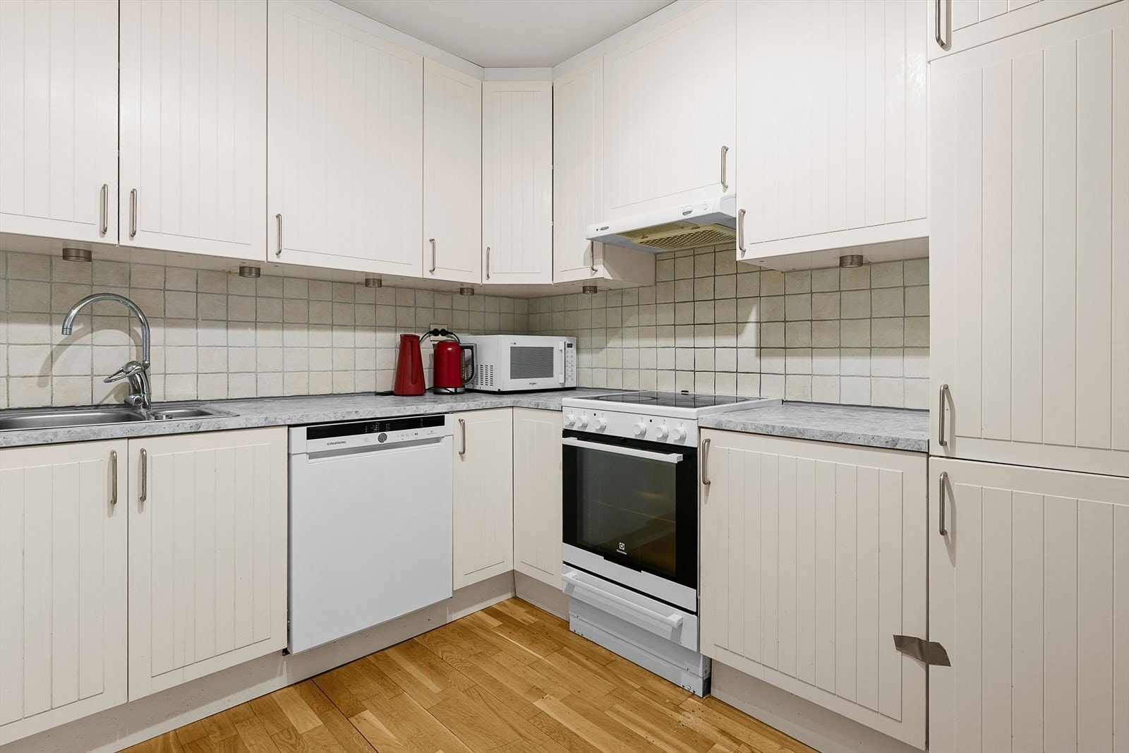 Komfyr og integrert kjøle-og fryseskap medfølger av hvitevarer Galleribilde