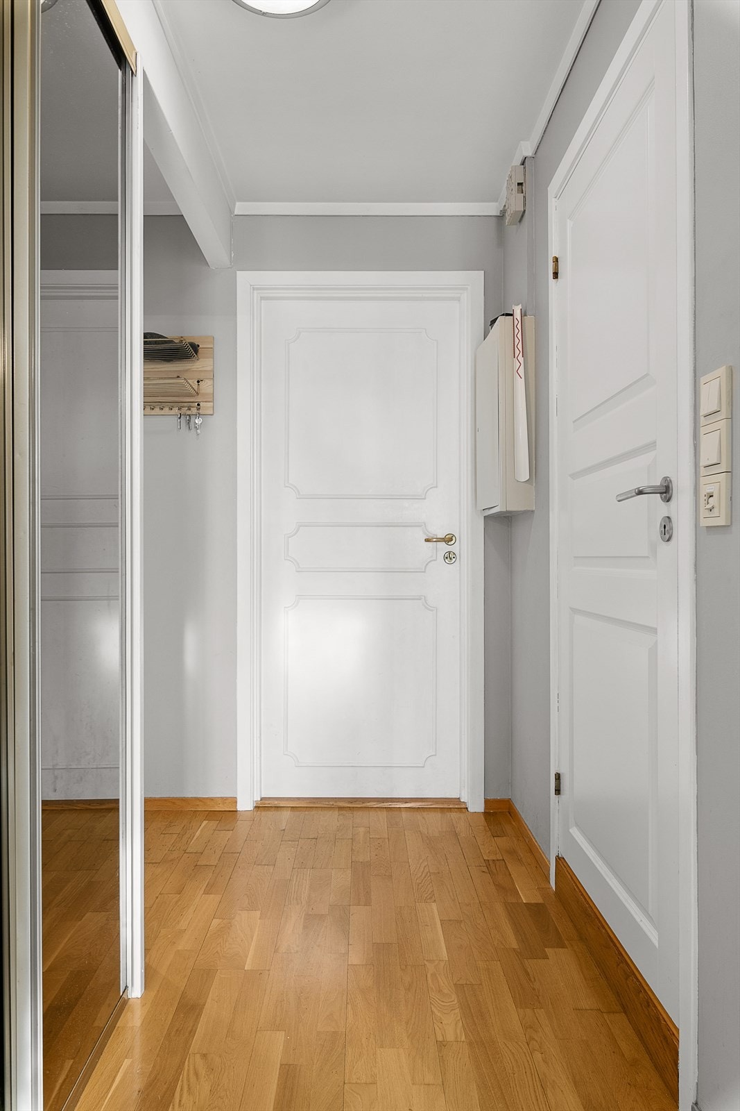 Entré med skyvedørsgarderobe med speildører Galleribilde