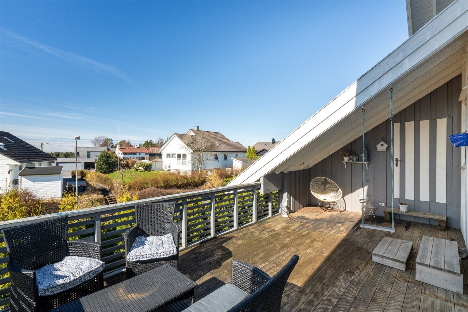 Solrik terrasse med direkte tilkomst fra stuen, tilkomst i bod over garasje Galleribilde