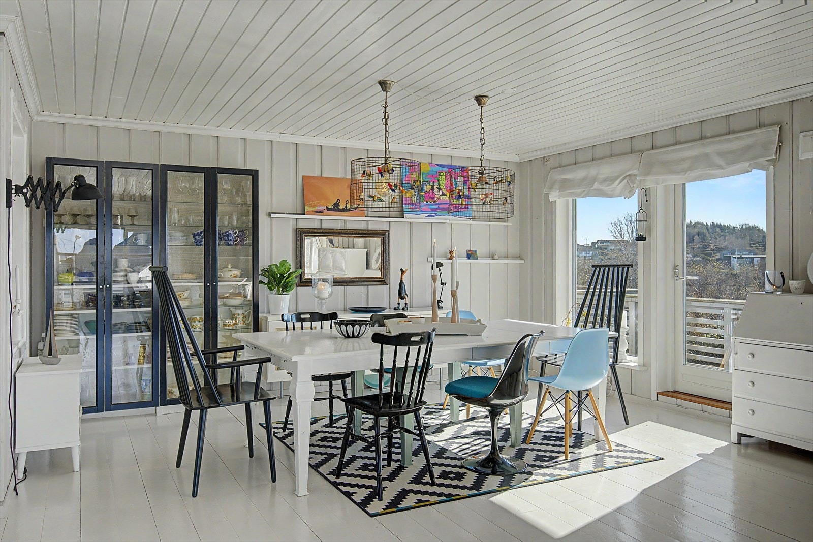 God plass til stor spisegruppe for sosiale sammenkomster. To utganger til solrik terrasse fra stuen Galleribilde