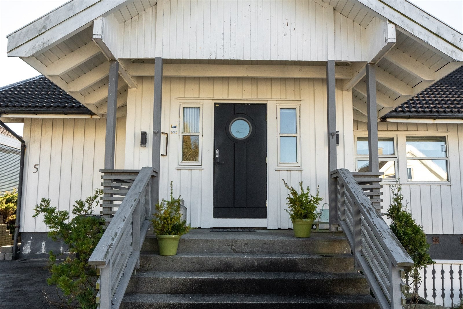 Pent overbygget inngangsparti. Galleribilde
