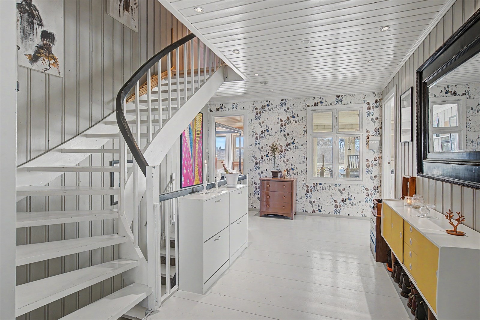 Lys og åpen hall som binder sammen etasjene Galleribilde